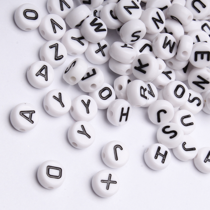 Koraliki Literki białe i czarne okrągłe 4х7 mm, dziura 1,5mm